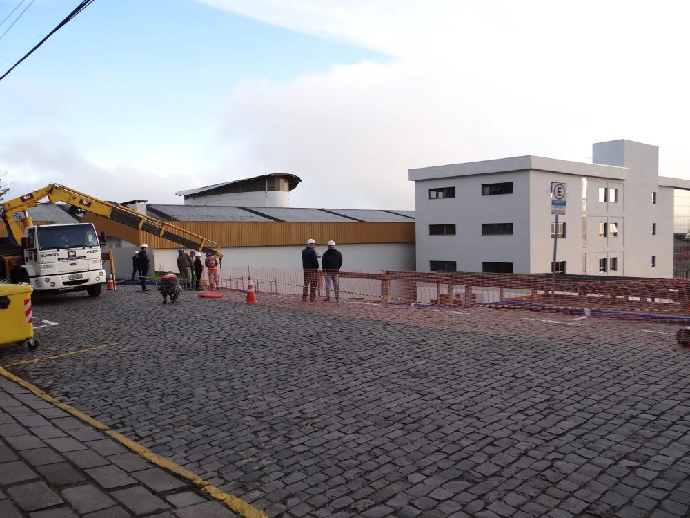 Muro cai e bloqueia rua no Centro de Carlos Barbosa