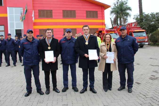 Bombeiros de Bento Gonçalves homenageiam autoridades com comenda