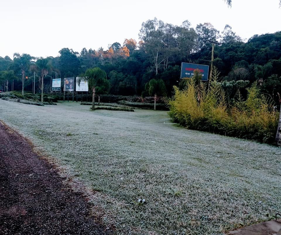 Quinta-feira iniciou gelada em todas as cidades da região