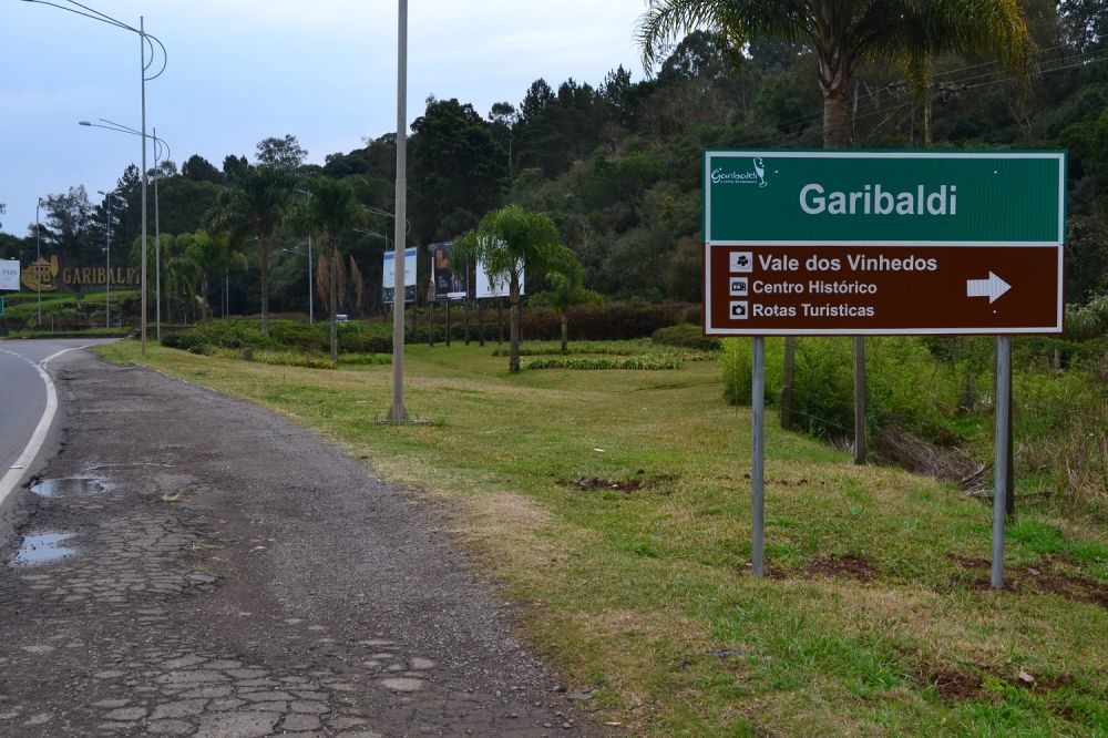 Novas placas com indicações turísticas são instaladas em Garibaldi
