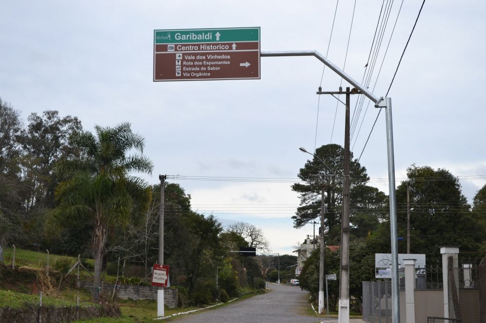 Novas placas com indicações turísticas são instaladas em Garibaldi