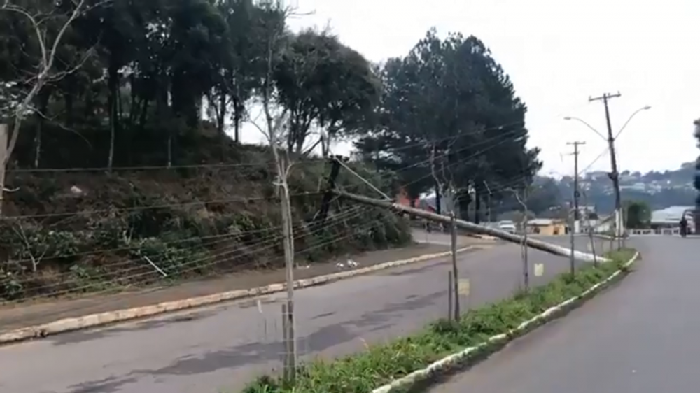 Carro derruba postes na Avenida Perimetral, em Garibaldi