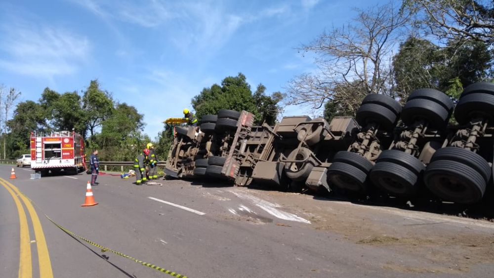 Duas pessoas ficam feridas após caminhão tombar na BR-470, em Bento