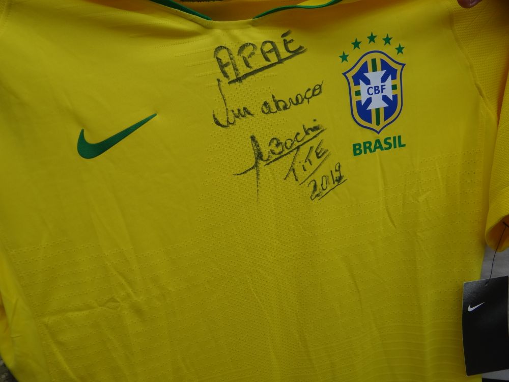 Tite manda camisa da seleção autografada para APAE de Garibaldi