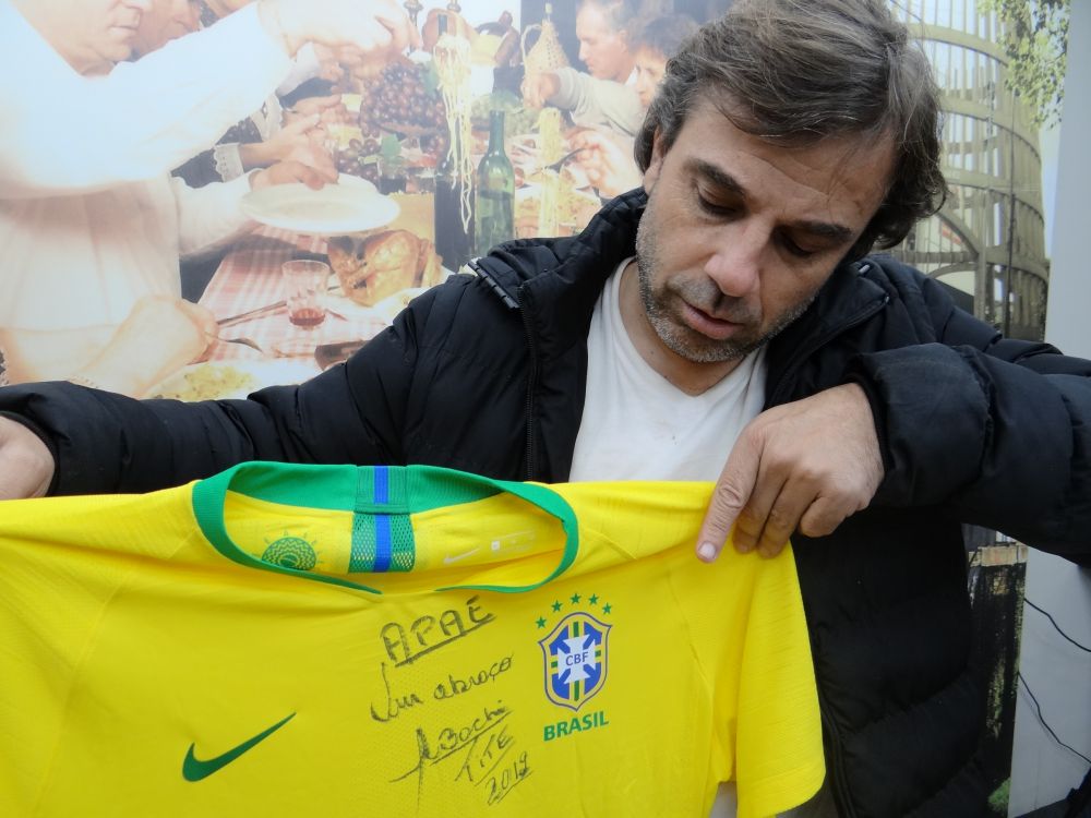 Tite manda camisa da seleção autografada para APAE de Garibaldi