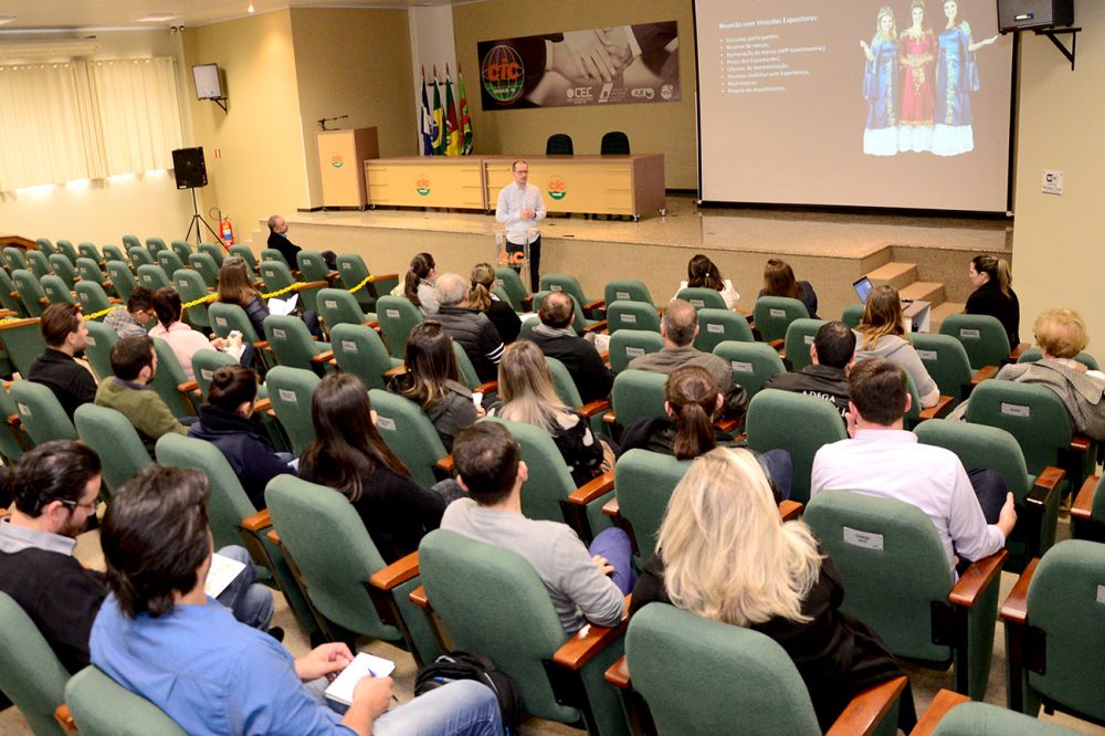 Fenachamp reúne vinícolas para detalhamento da festa