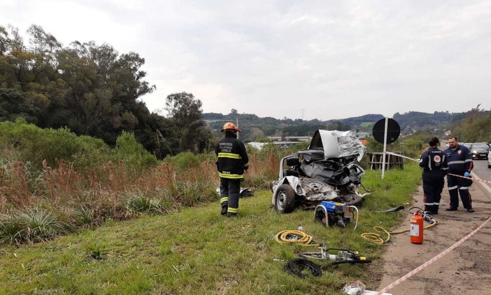 Homem morre em colisão entre fusca e caminhão