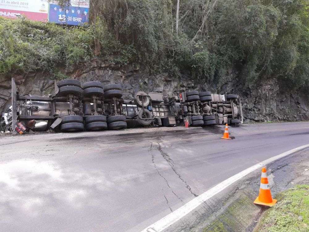 Carreta tomba na Serra das Antas entre Bento e Veranópolis