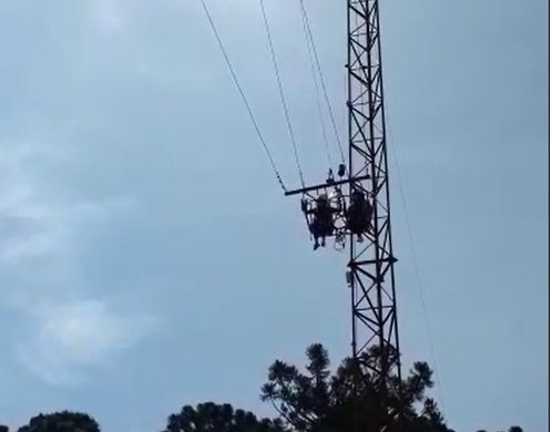 Jovem fica gravemente ferida após cair de brinquedo em parque