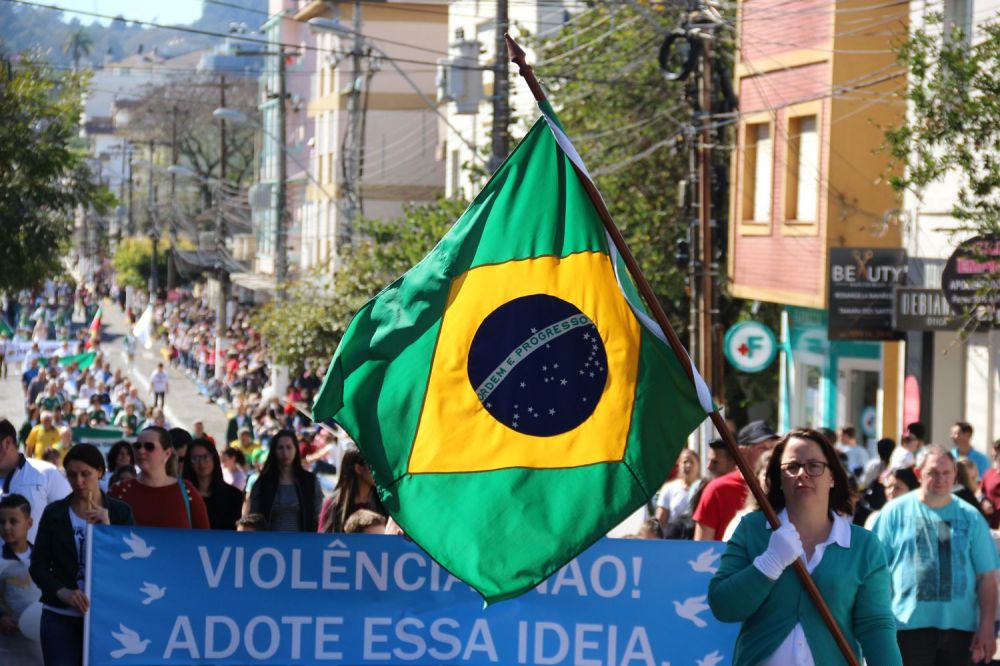 Mais de 40 entidades participam do Desfile Cívico em Garibaldi 