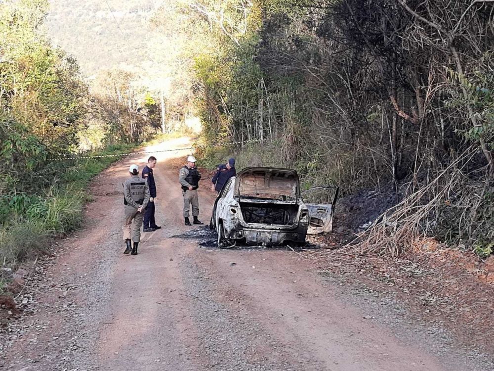 Corpo é encontrado em veículo incendiado no interior de Bento