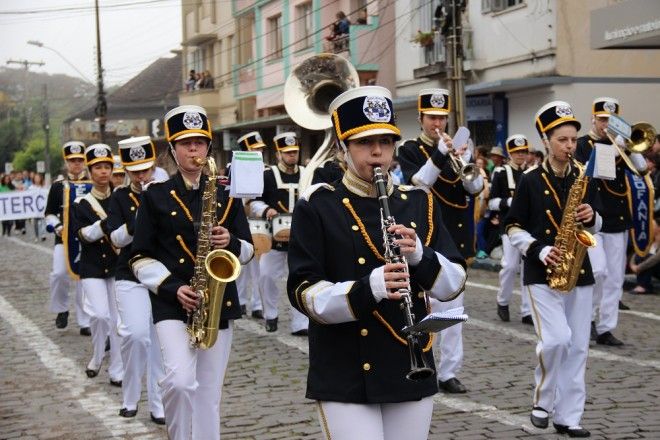 Garibaldi faz desfile pela manhã, Carlos Barbosa a tarde