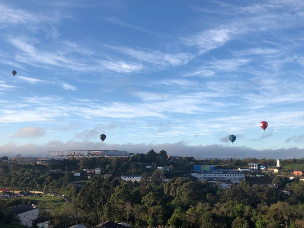 Festival de Balonismo colore o céu de Bento