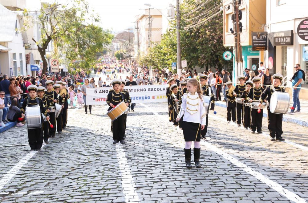Desfile Cívico foi realizado neste domingo em Garibaldi