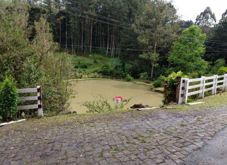 Carro cai em açude na estrada que liga Garibaldi a Farroupilha