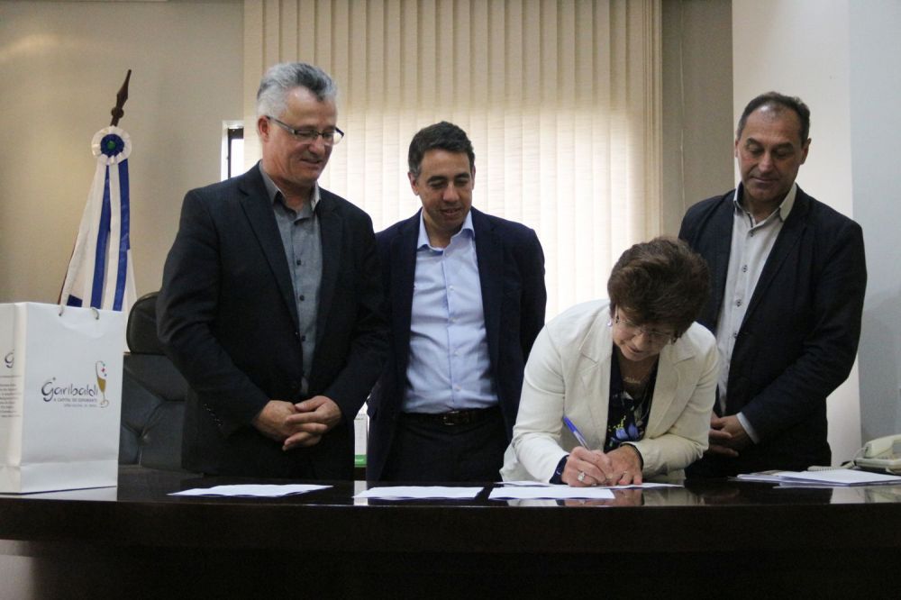 Convênio entre portugueses e município de Garibaldi é assinado