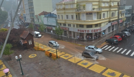 Enxurrada provoca estragos em ruas e no centro de Bento Gonçalves