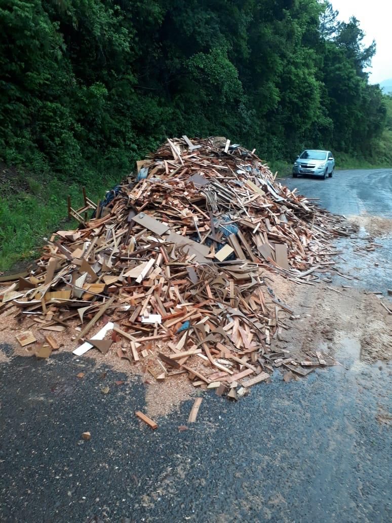 Entulho bloqueia estrada que liga Imigrante a Boa Vista do Sul