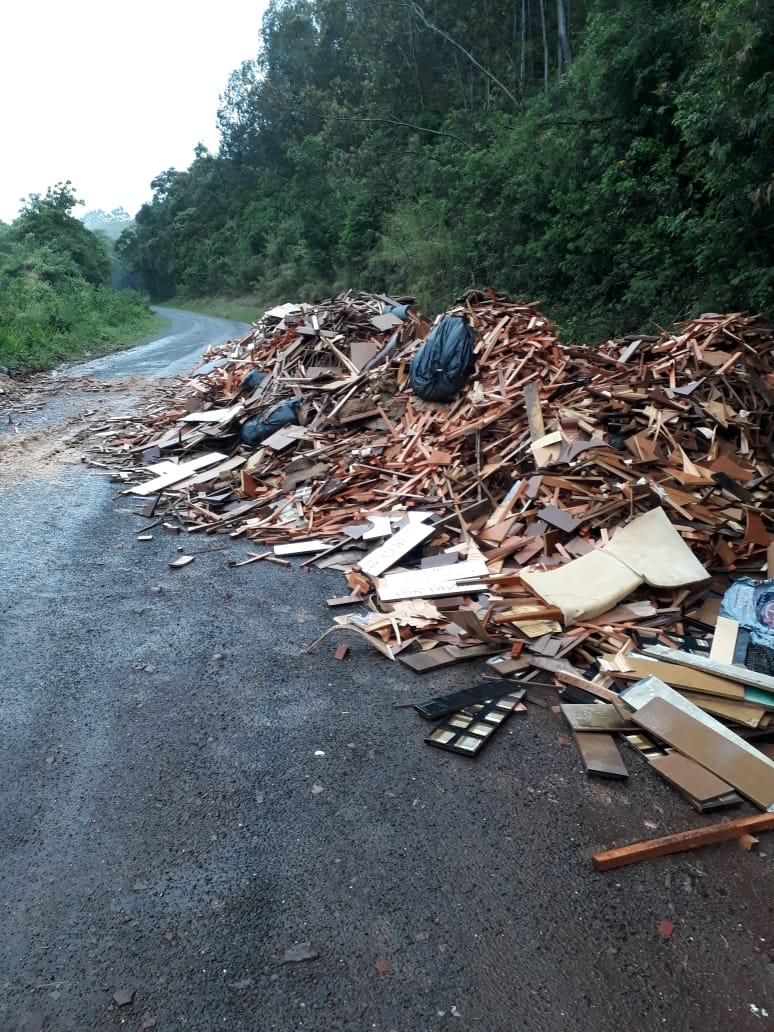 Entulho bloqueia estrada que liga Imigrante a Boa Vista do Sul