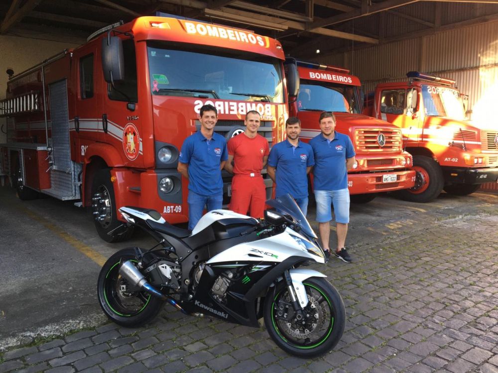 Grupo de motociclistas faz doação aos Bombeiros de Garibaldi