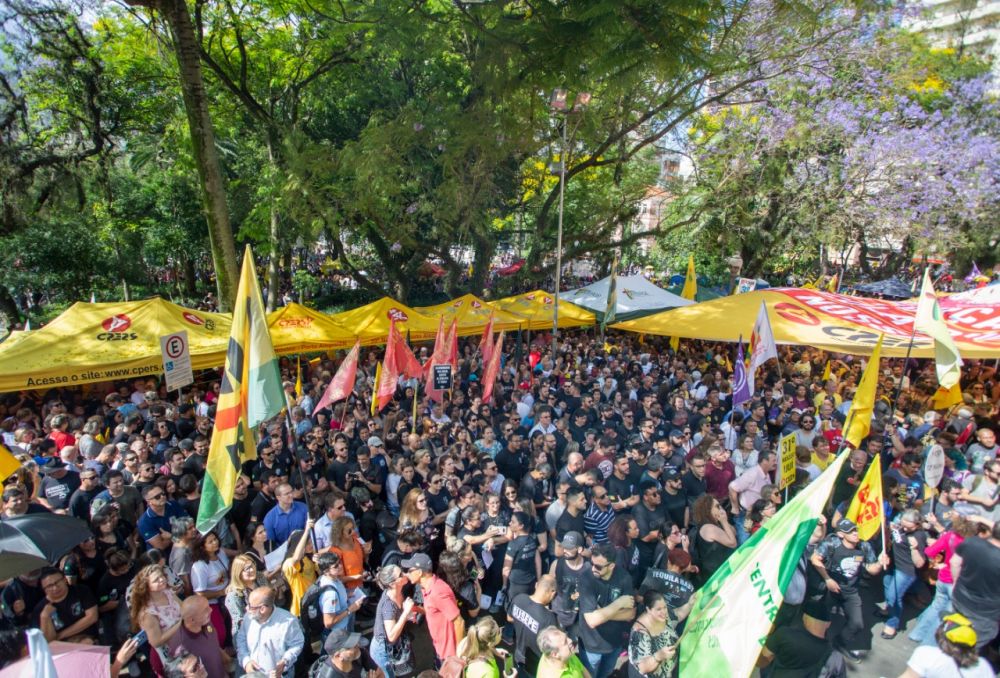 Greve tem adesão parcial dos professores da região