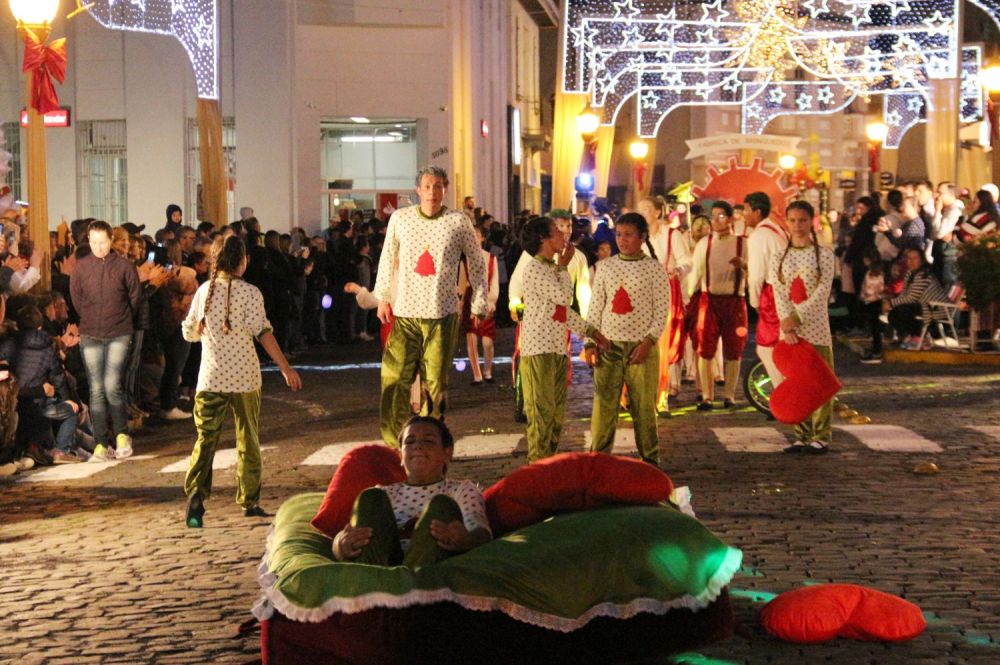 Desfile da APAE abre as comemorações natalinas em Garibaldi