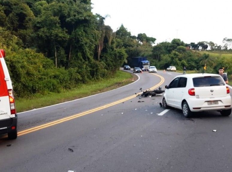 Homem morre em acidente entre carro e moto na BR-470 em Bento