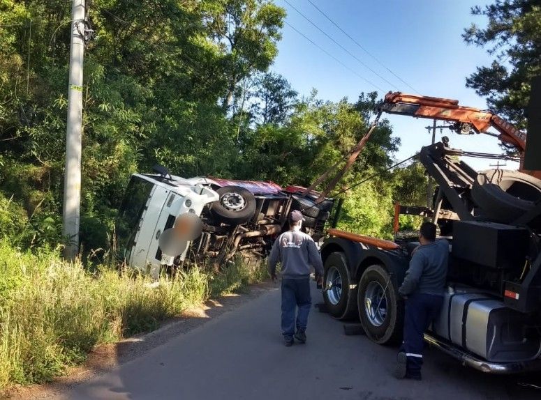 Caminhão-tanque carregado com gás tomba em Carlos Barbosa