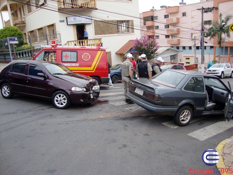 Colisão no centro de Carlos Barbosa deixa pai e filha feridos