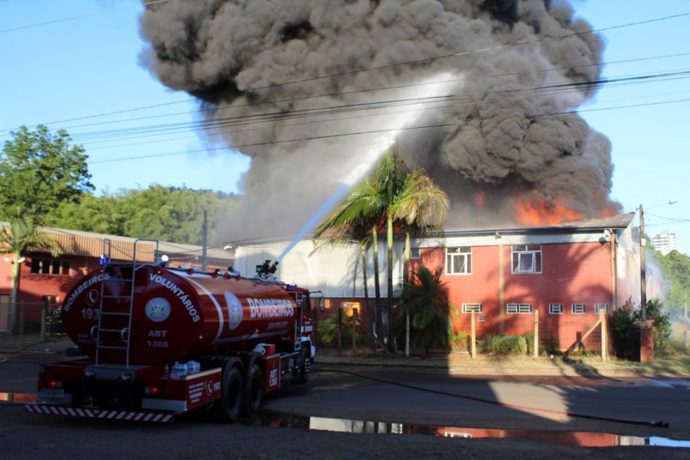 Bombeiros de Garibaldi, Farroupilha e Bento auxiliam em incêndio na Feliz