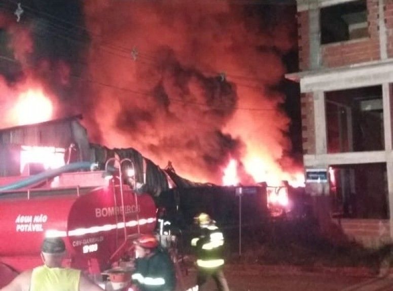 Bombeiros de Garibaldi, Farroupilha e Bento auxiliam em incêndio na Feliz