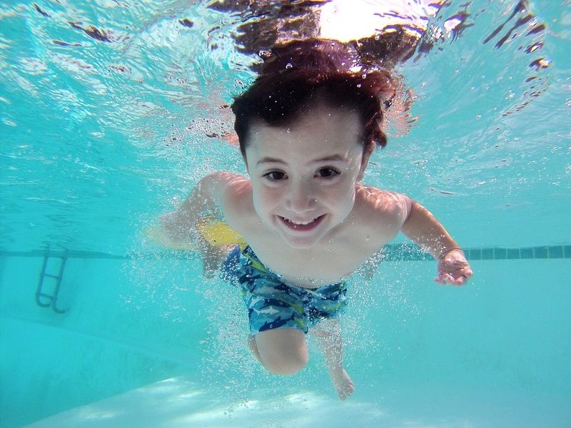 Para amenizar o calor: Confira dicas e cuidados com as crianças em piscinas