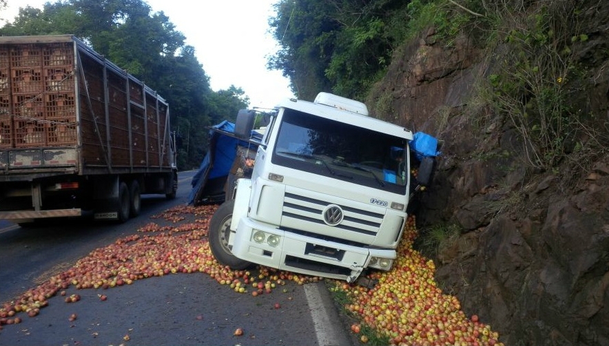 Inaceitável: Caminhão tomba na RS 122 e EGR omite atendimento ao caminhoneiro