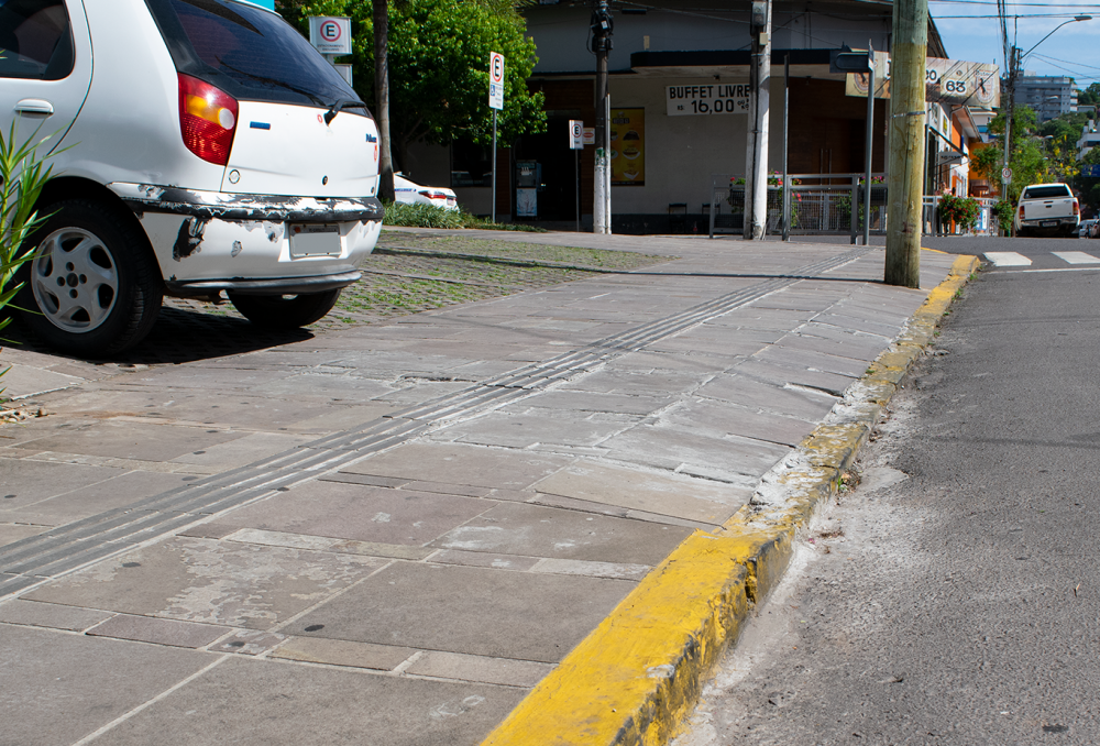 Lojas e farmácias utilizam placas de estacionamento privativo ilegalmente