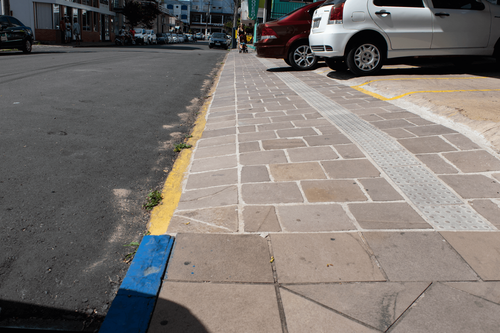 Lojas e farmácias utilizam placas de estacionamento privativo ilegalmente