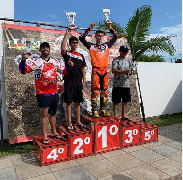 Guto no lugar mais alto do pódio na Copa Verão de Motocross 2020