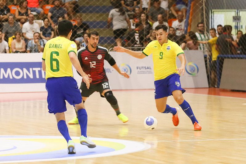 Brasil vence Paraguai e encaminha classificação nas Eliminatórias