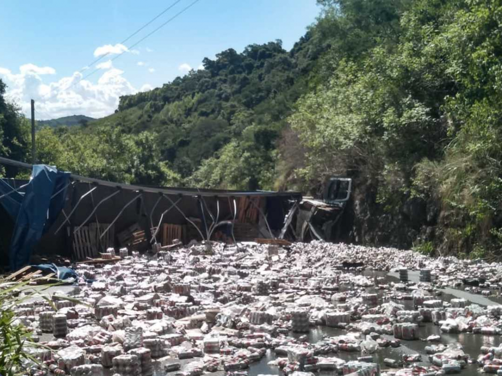 Caminhão carregado de cerveja tomba em Bento Gonçalves