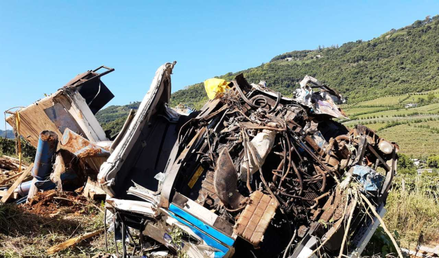 Caminhão tomba e deixa dois feridos em Bento Gonçalves