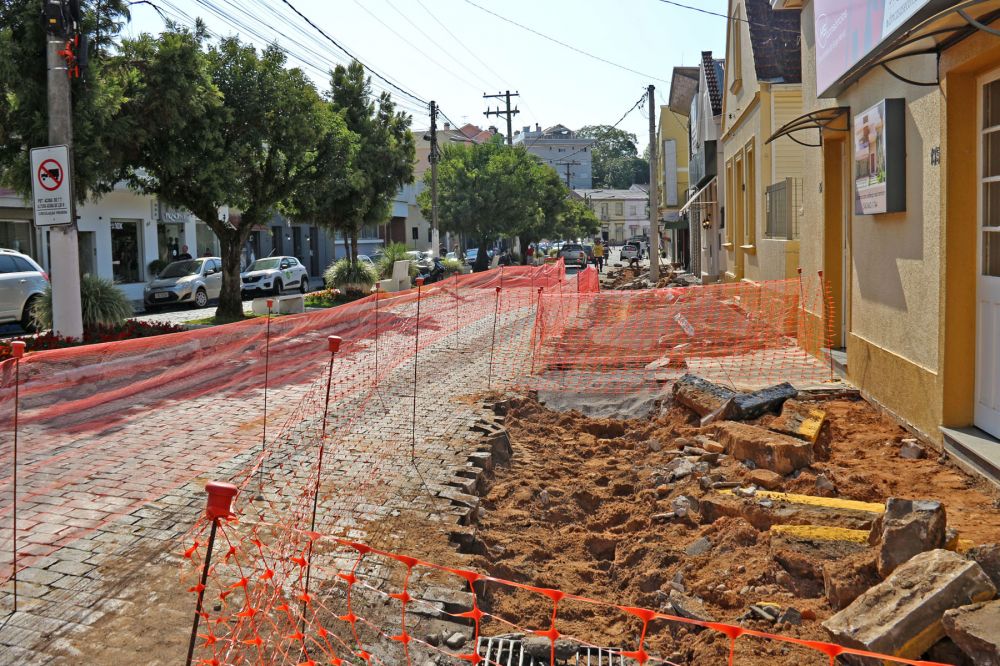 Iniciam as obras de revitalização na rua Júlio de Castilhos