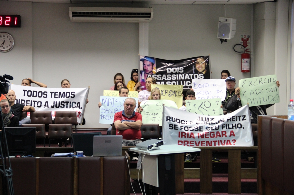 Sessão da Câmara sob protesto de familiares e amigos de jovens assassinados em Bento