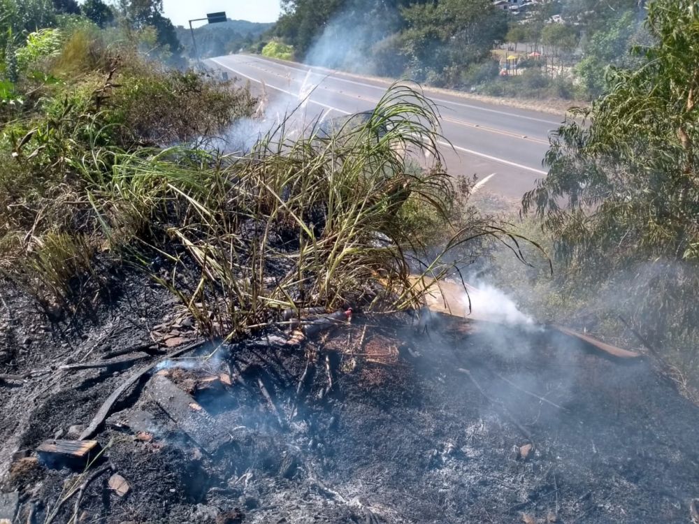Bombeiros buscam suspeito de atear fogo em vegetação em Garibaldi