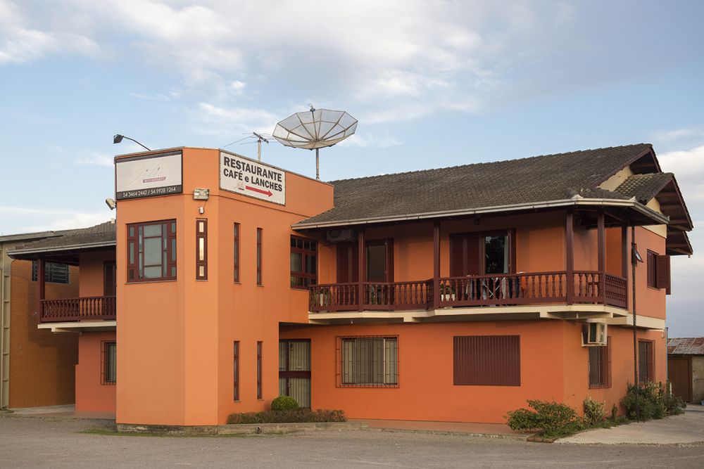 Restaurante Zíllio na Rota do Sol distribui comida aos caminhoneiros