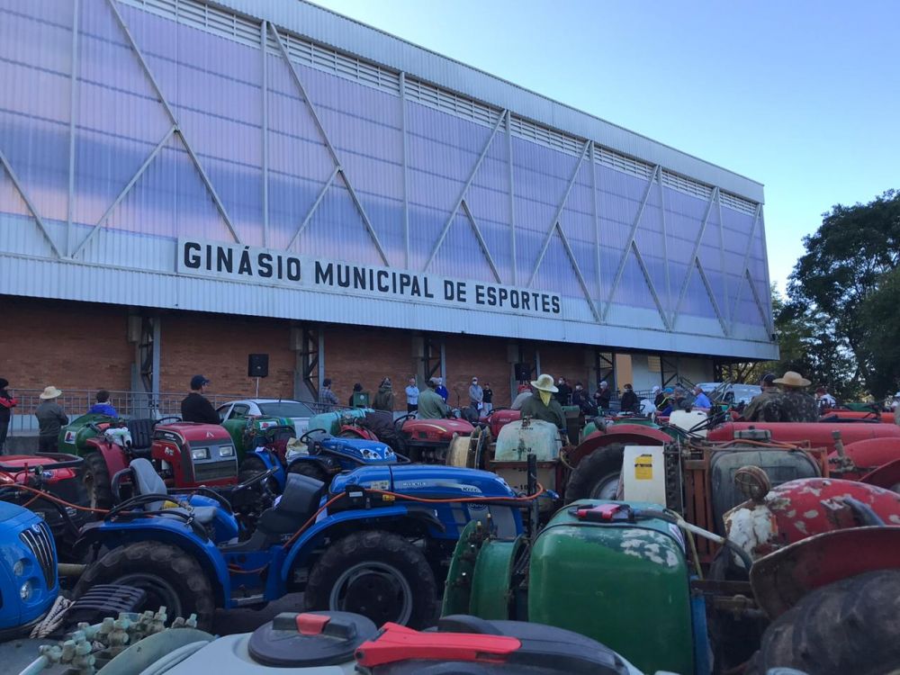 Agricultores se unem e com tratores  higienizam Garibaldi 