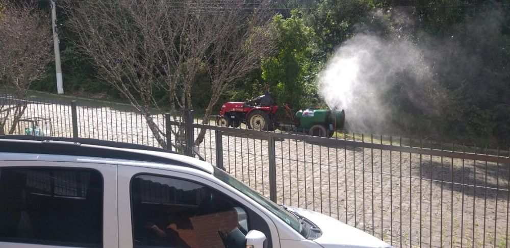 Agricultores se unem e com tratores  higienizam Garibaldi 