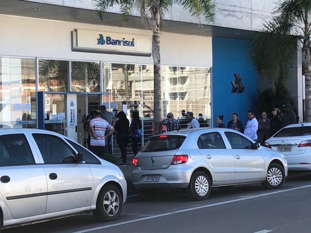 Sem precaução, comunidade forma enormes filas em agências bancárias de Garibaldi