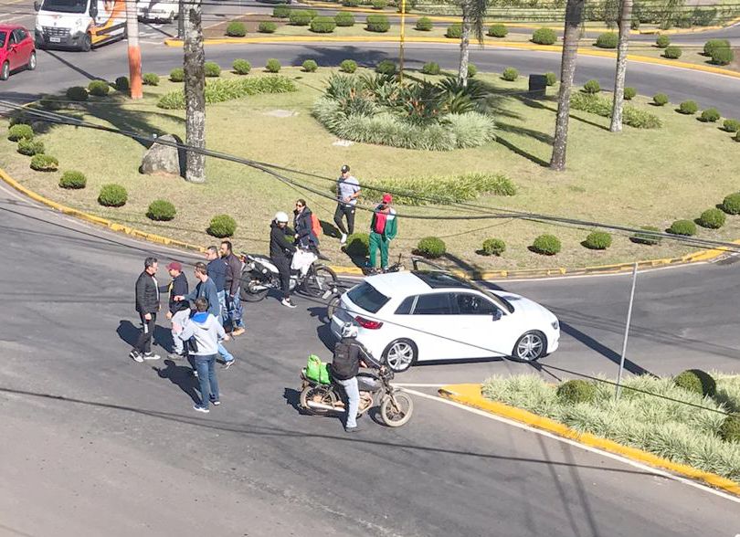 Briga de Trânsito na rótula da Santa Clara em Carlos Barbosa