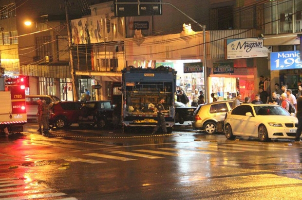 Caminhão desgovernado atinge sete veículos no centro de Bento Gonçalves