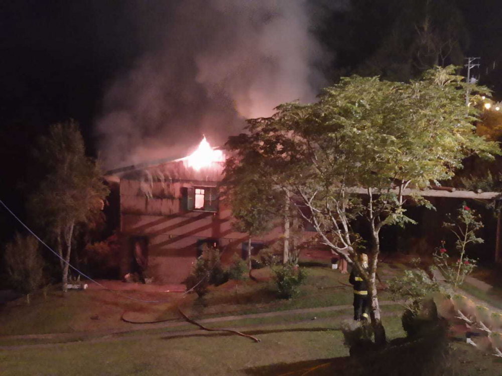 Incêndio consome casa nos Caminhos de Pedra em Bento