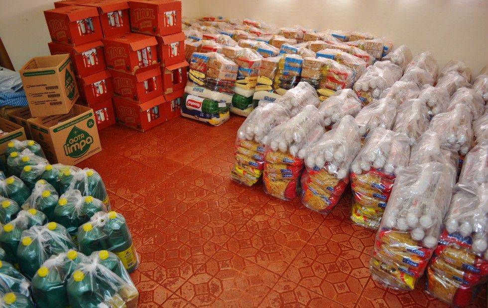 Carlos Barbosa distribui cestas básicas para famílias de baixa renda